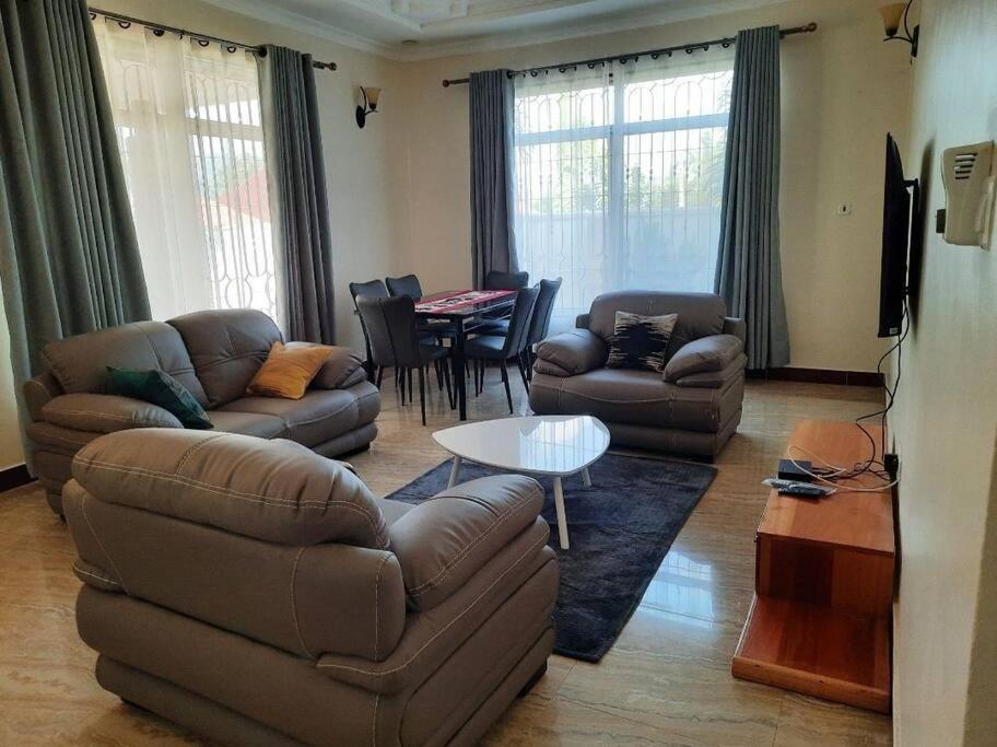 Ellyz Home Stay Moshi Exterior foto